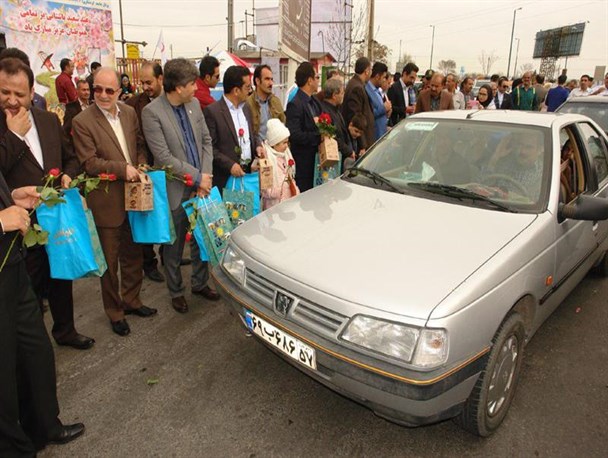 آیین استقبال مسئولان استان مرکزی از مسافران نوروزی در اراک