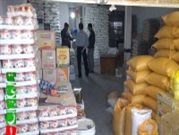 کارخانه های تولیدی اجناس را احتکار کرده اند/خرده فروش ها توان احتکار جنس ندارند