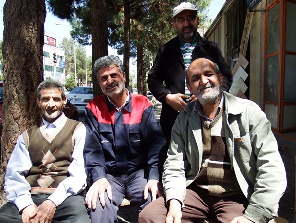 نگاه مهربانانه پدر و روزگاری که قد او را خم کرد+تصویری