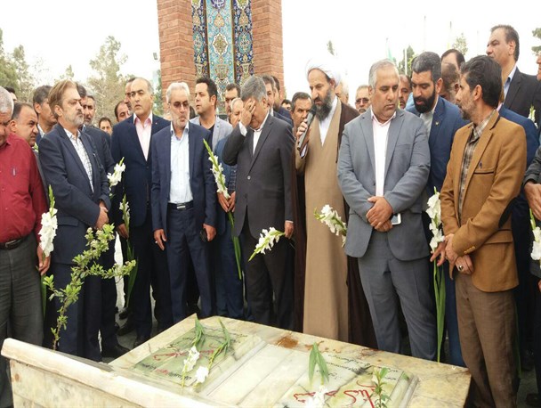 مزار شهدای قرچک گلباران شد
