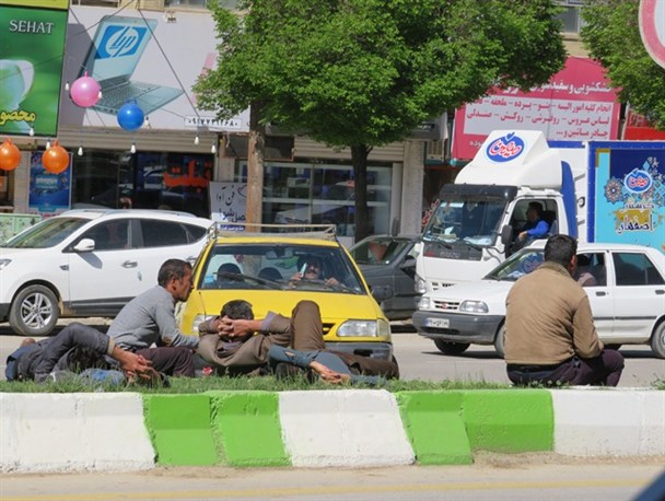 کارگران یاسوجی بیکار افاغنه سرکار/ رفتار دوگانه صاحبان کارمشاغل با کارگران بومی در یاسوج+تصاویر