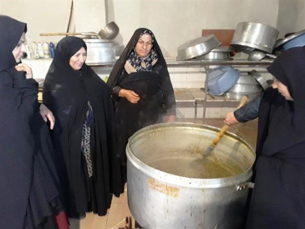 طبخ ۱۲ دیگ آش نذری در روز نیمه شعبان در اردل