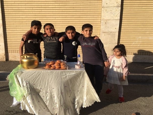 سنگ تمام نوجوانان قمی در نیمه شعبان/ موکب های بی ریا و باصفای نوجوانان قمی در نیمه شعبان
