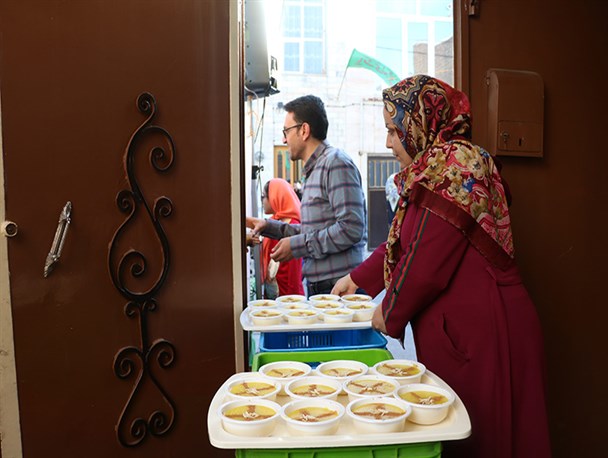 توزیع نذری به مناسبت جشن نیمه شعبان در اراک+ تصاویر