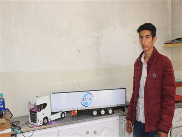 هنرنمایی دانش‌آموز میاندوآبی با ساخت ماکت انواع خودرو+عکس