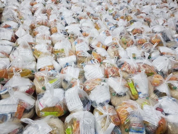 ۲۵۰ بسته مواد غذایی بین نیازمندان مناطق حاشیه شهرخرم آباد توزیع شد+عکس