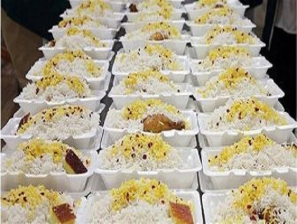 طبخ غذای شب قدر توسط بانوان روستای نظام آباد فارغان