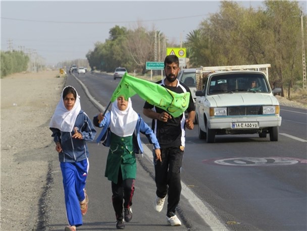 دونده جوان ریگانی مسیر ۲۵کیلومتری گنبکی- ریگان را دوید/تصاویر