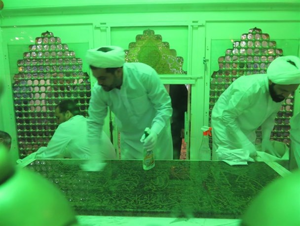 ضریح مطهر امامزاده سیدحمزه(ع) کاشمر غبارروبی شد+ گزارش تصویری