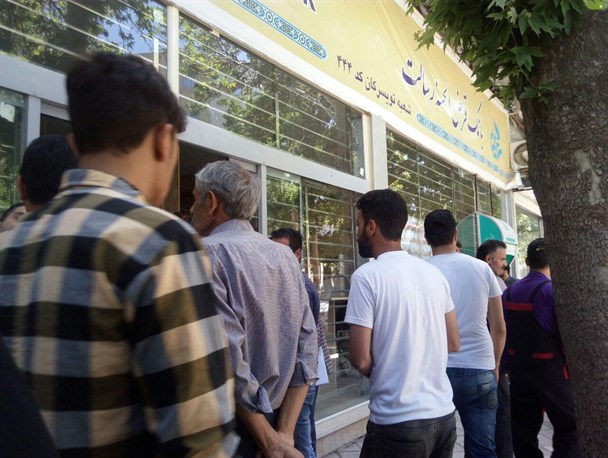 اطلاع رسانی ضعیف بانک رسالت مردم را سرگردان کرد/روابط عمومی بانک: لازم نیست گزارشی بگیرید و پخش کنید+تصاویر