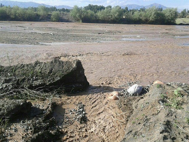 عملکرد نادرست مسئولین موجب خسارت به زمین‌های زراعی خوی شد