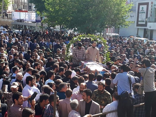 تشییع پیکر شهید مدافع حرم "علیرضا قبادی" در کرج + تصاویر