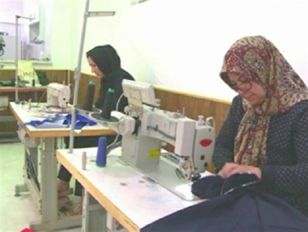 چراغ روشن تولید در شبستان مسجد امام رضا/ 25 بانوی اردبیلی شبستان مسجد را کارگاهی برای درآمدزایی کردند+ فیلم
