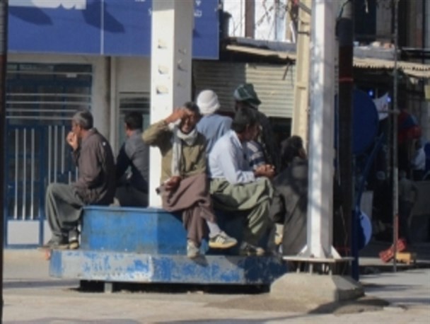 صحنه ای از نمایش غم انگیز بیکاری در شرق استان کرمانشاه/ دست یاری بسیج سازندگی برای نجات بیکاران