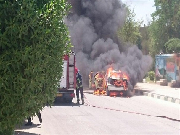 آتش گرفتن خودروی سمند در نزدیکی مسجد دانشگاه علوم پزشکی اهواز + تصاویر
