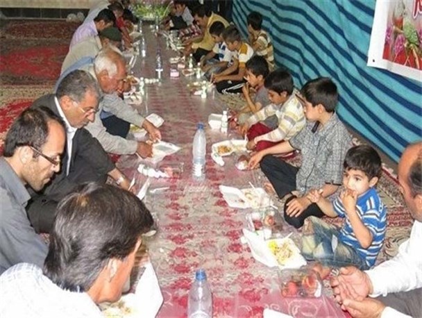 سفره هایی سرشار از مهربانی/ ایتام میهمان سفره های افطار