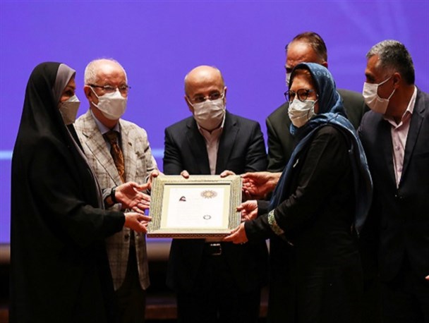 اعطای نشان درجه یک هنری به صدیقه پاک بین