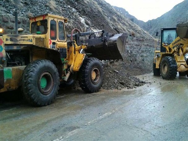 کمک رسانی به عشایر آسیب دیده از سیل در کوهرنگ/ بازگشایی جاده های ارتباطی