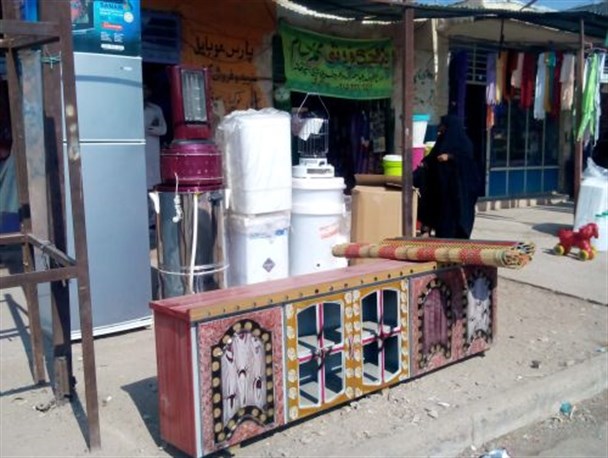 بی تفاوتی مسئولین حوزه شهری دلگان به سد معبر در پیاده روها/معضلی که سر اصلاح ندارد