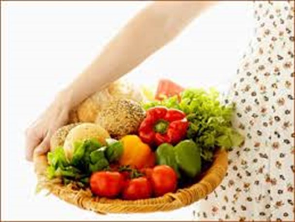 زنان باردار چه غذایی بخورند/ مادران، قبل از بارداری وزن‌شان را به حد طبیعی برسانند