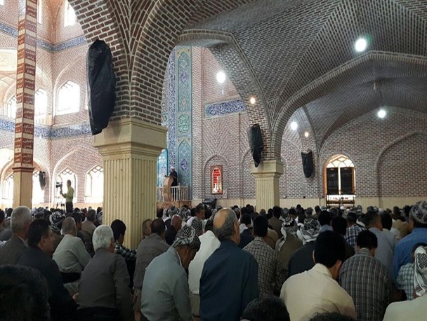 امام جمعه سردشت مردم را به تبعیت از آداب و رسوم گذشتگان توصیه کرد