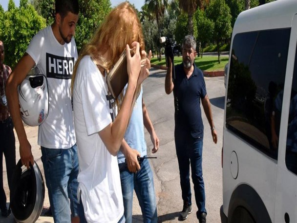 بازداشت تی شرت پوشان با آرم "hero"یعنی قهرمان...چرا؟