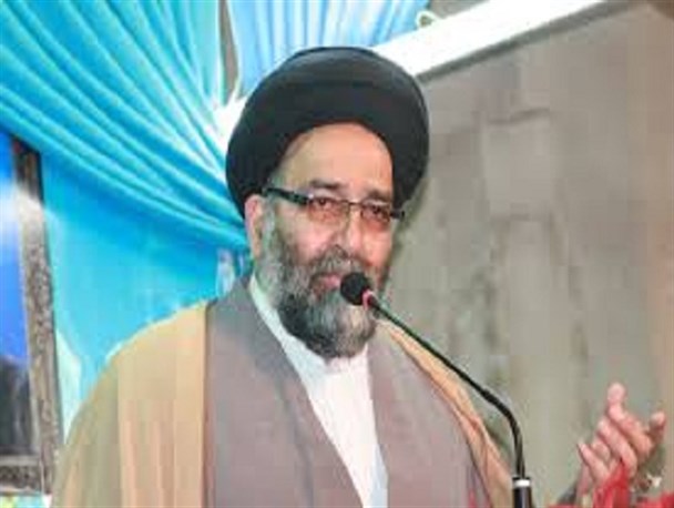 حضور در بین مردم باعث افتخار روحانیت است