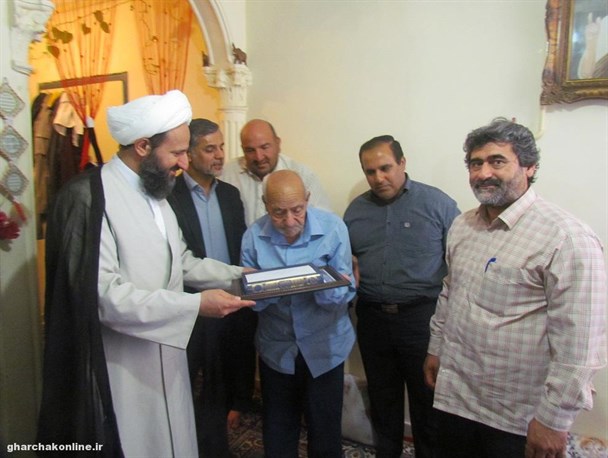 دیدار مسئولان با مسن ترین پدر شهید شهرستان قرچک