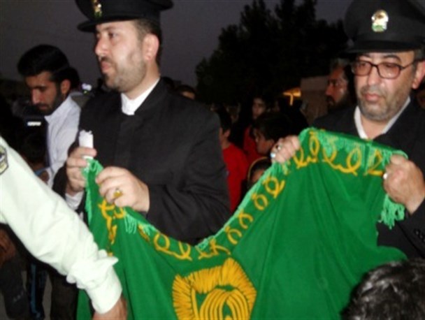 استقبال از خادمان و پرچم متبرک حرم رضوی در شهر لیکک+تصاویر