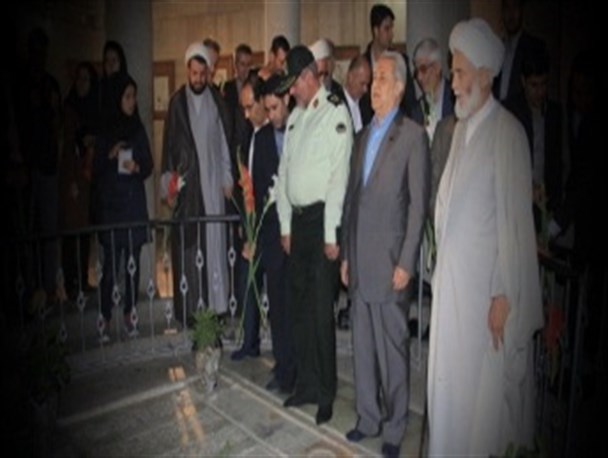 بزرگداشت روز همدان و تولد بوعلی سینا در آرامگاهش+تصاویر
