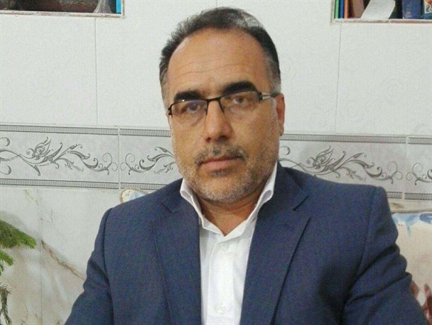 برخی دانش آموزان در کانکس درس می خوانند