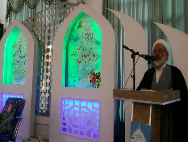 امام جمعه موقت کاشمر: مساجد نباید از طرح مسائل سیاسی جهان اسلام طفره بروند