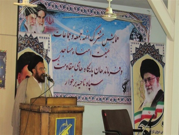 کسانی که امروز انگشت مردم به طرف آن هاست باید بیشتر در صفوف نماز جماعت حاضر باشند