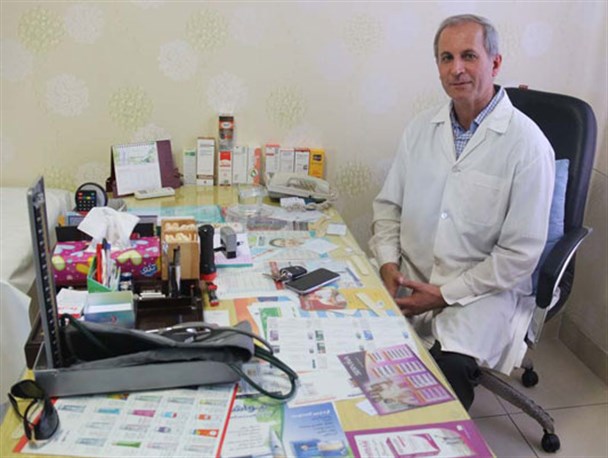 فارغ التحصیلان پزشکی مشکلات زیادی برای کار دارند / اقدام جالب یک پزشک برای کمک به بیماران بی بضاعت