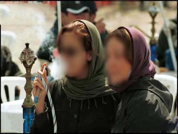 نظر شهردار جدید تهران درباره قلیان کشیدن دختر و همسرش! +عکس‌نوشت