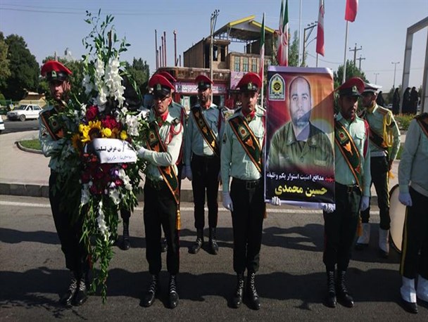تشییع باشکوه پیکر پاک شهید مدافع وطن بر فراز دستان مردم خمین+تصاویر