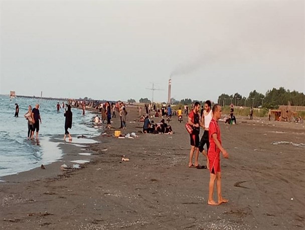 بی‌اعتنایی مسافران در سواحل کرونایی مازندران!/مسئولان نظارتی ورود کنند