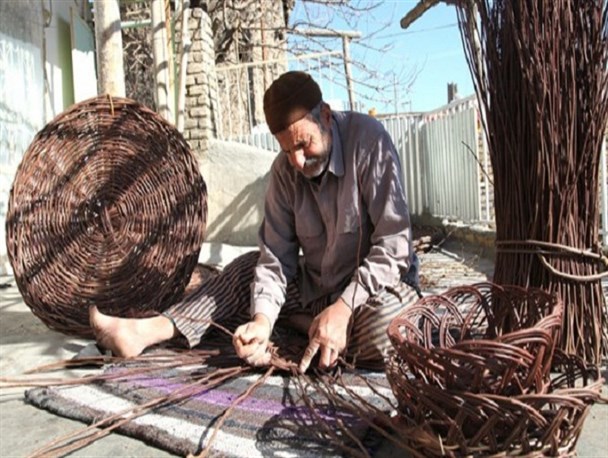 "ارغوان بافی" هنری از جنس طبیعت در پاوه/ سبد مشکلات ارغوان بافان سنگینی می کند!