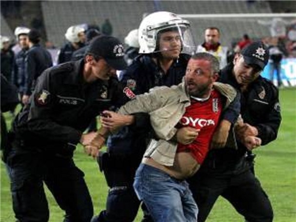 تصاویر/دربی استانبول به آشوب کشید!