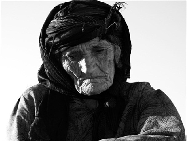 اینجا کسی تنها نفس میکشد