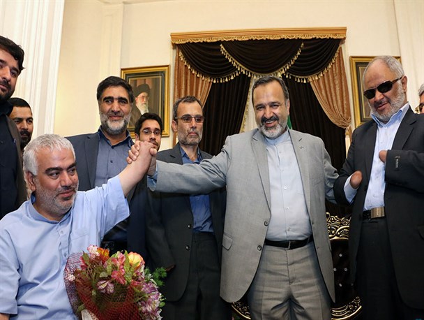 استقبال از جانبازان حاضر در دیدار با مقام معظم رهبری در فرودگاه مشهد