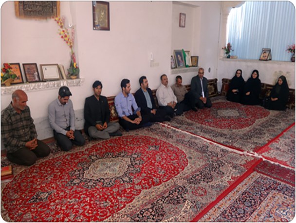 دیدار هنرمندان خرامه با خانواده شهدای هنرمند
