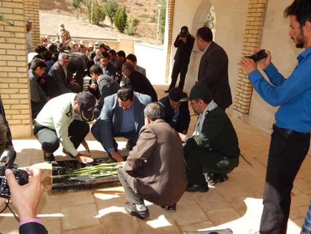 آیین غبار روبی  مزار مطهر شهدا در ماهنشان/مسئولان با ارائه خدمت بهتر می توانند قدر شهدا را بدانند