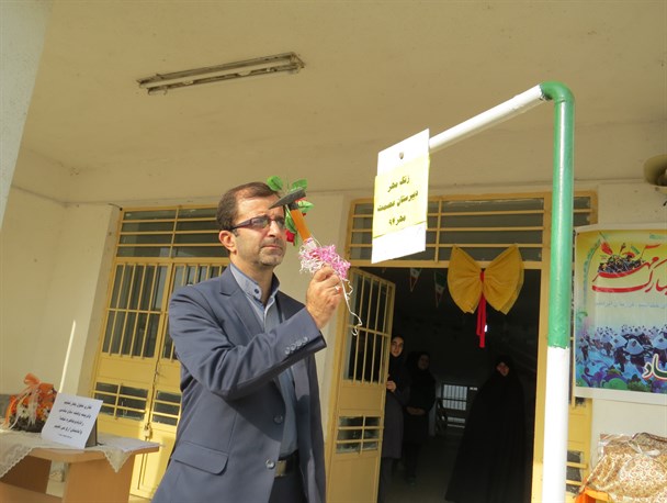 نواخته شدن زنگ مهر در مدارس سنگر توسط مسئولان بخش +گزار تصویری