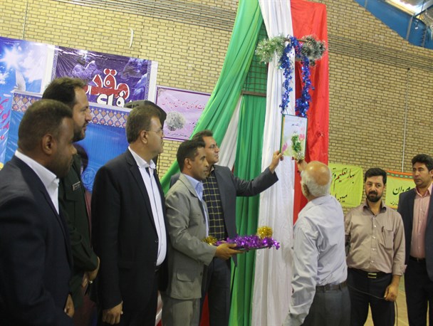 زنگ مهر ایثار و مقاومت در مدارس حاجی آباد نواخته شد/تصویر