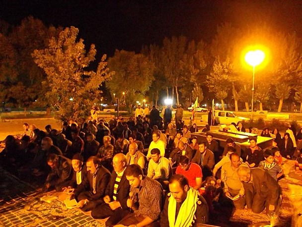 برپایی نماز جماعت و قرائت دعای توسل در جوار شهدای گمنام سراب