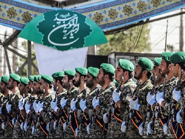 صبحگاه مشترک نیروهای نظامی و انتظامی سرباز برگزار شد