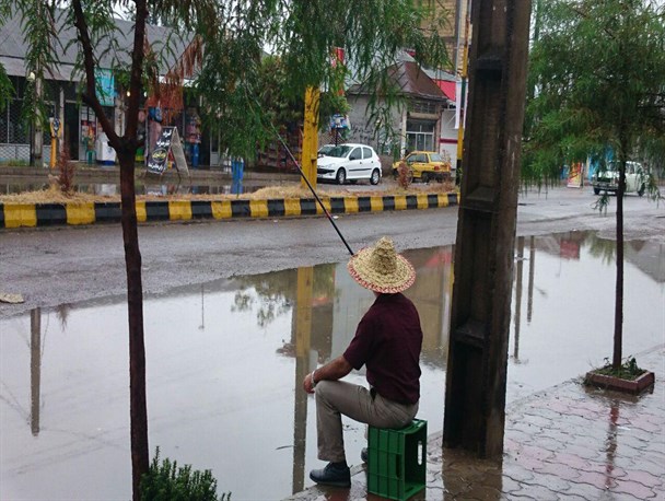اعتراض به آبگرفتگی معابر در صومعه سرا به روش عجیب+تصویر