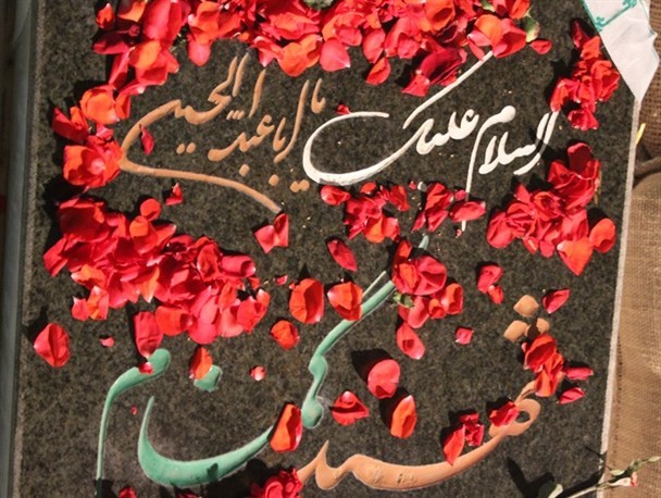 غبار روبی و عطر افشانی گلزار شهدا و قرائت زیارت عاشورا در دورود+تصاویر