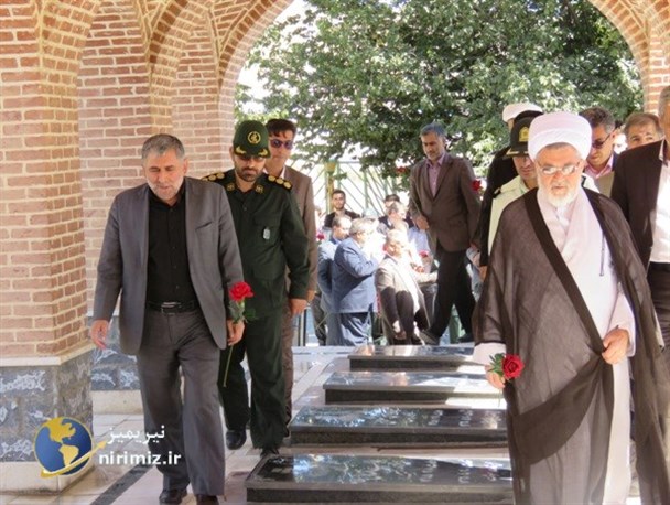 مزار شهدای شهر نیر غبارروبی و عطر‌افشانی شد+ تصاویر